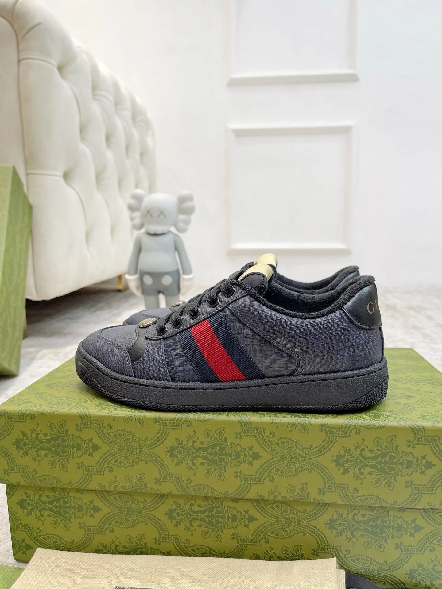 Ex-factory price: 540💰 GUCCI Gucci's newly upgraded back cover lining, top-notch old dirty shoes, classic casual sports shoes for couples, retro sneakers and old G family dirty shoes, updated at the counter simultaneously! ①The shoe upper has the same water-based edge coating process as the original version⚠️The ordinary oil edges on the market have a strong glue feel and are easy to fall off! Grade A first-layer nubuck leather (with pores)/matching computer embroidered double G cloth, high-density terry velvet lining. ② A PVC transparent small round mark sealing line is added to the details of the midsole. The mold is opened six times and the jewelry craftsmanship is used to customize the two-color double G buckle, striving to be the same as the original version. A pair of buttons is more than three times more expensive than ordinary buckles on the market. ③An old two-color washable label, the chip is placed on the outer waist of the right foot, the entire shoe is completely hollowed out with rubber technology, TUP material (rubber to distinguish the market) with the latest green packaging from the counter, 3D printed handbag, and a pair of shoelaces. There is no pressure when entering and exiting the counter. You can buy a 1:1 accurate replica of the original version and modify and upgrade it repeatedly. The details are perfectly restored, the materials are all customized, and they are truly top-notch. Please look at the details clearly to identify the quality. Upper: First-layer frosted cowhide/embroidered double G cloth. Lining: original high-density velvet lining. Foot pads: original pearlescent sheepskin. Outsole: private molded vacuum TPU material. Packaging: original top-grade full set packaging at the counter. Shoe size: women's size 35-40, men's size 39-44 (men's size 38, 45🉑️customized, non-returnable)